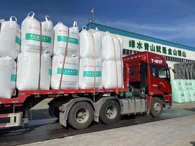 废弃塑料瓶在这家工厂变身口红壳、保险杠 但价格仍是挑战